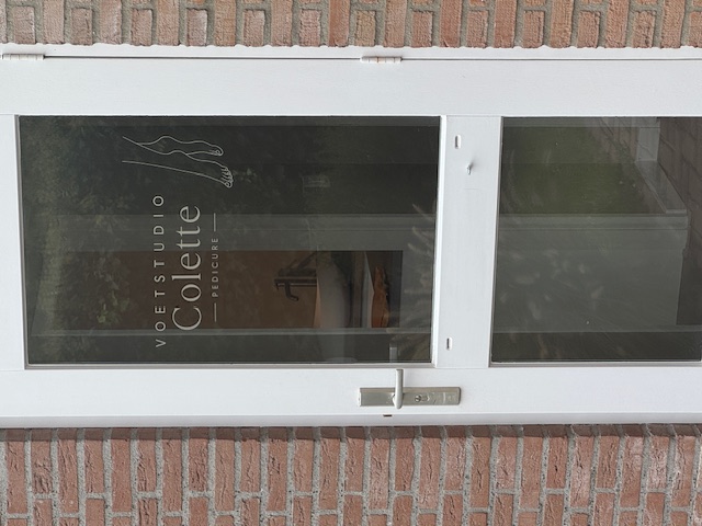 De ingang van Voetstudio Colette met logo op de deur